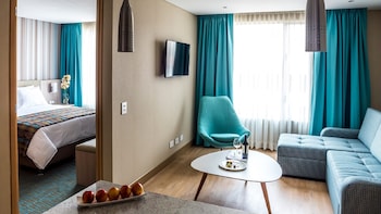 Junior Suite, 1 Bedroom | Living area | 39-inch flat-screen TV with cable channels, TV