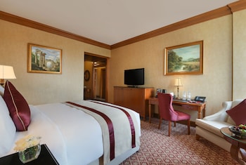 Deluxe Room, 1 King Bed. | Hypo-allergenic bedding, minibar, in-room safe, desk