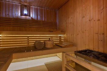 Couples treatment rooms, sauna, steam room, body treatments