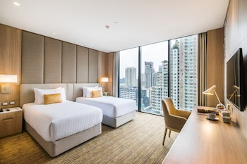 Grand Premier Twin Room | Minibar, in-room safe, desk, laptop workspace