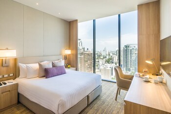 SkyView Grand Suites | Minibar, in-room safe, desk, laptop workspace