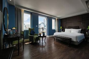 Royal Suite, City View | Premium bedding, down comforters, memory foam beds, minibar