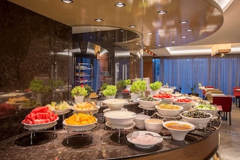 Daily cooked-to-order breakfast (EUR 15 per person)