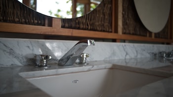 Casa Pocna Jungle view with bathtub | Bathroom amenities | Shower, free toiletries, hair dryer, towels