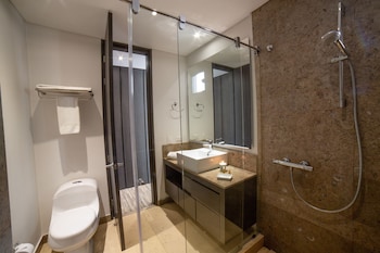 Junior Suite | Bathroom | Shower, free toiletries, hair dryer, towels