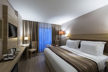 Double Room | Premium bedding, free minibar, in-room safe, desk