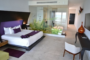 Honeymoon Suite, 1 King Bed, Ocean View | Premium bedding, free minibar, in-room safe, desk