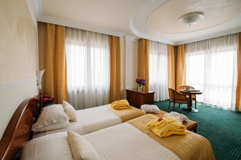 Junior Suite | Minibar, in-room safe, desk, free WiFi