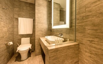 Superior Twin Room | Bathroom | Shower, free toiletries, hair dryer, slippers