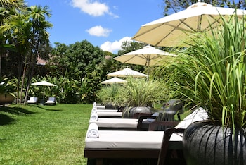 2 outdoor pools, pool umbrellas