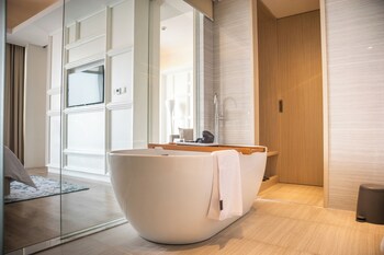 Suite (Vertu) | Bathroom | Free toiletries, hair dryer, slippers, bidet