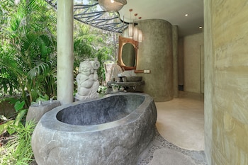 Jungle Pool Suite | Bathroom | Separate tub and shower, deep soaking tub, free toiletries, hair dryer