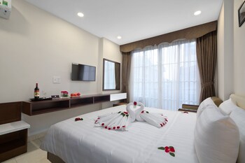 Junior Suite, Balcony | Premium bedding, minibar, in-room safe, desk