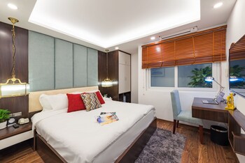 Superior Double Room | Minibar, in-room safe, desk, blackout drapes