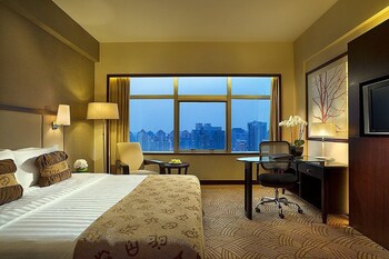 City View Suite | Premium bedding, minibar, in-room safe, desk