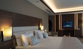 Suite, Corner with Free Airport Transfer | 1 bedroom, premium bedding, minibar, in-room safe