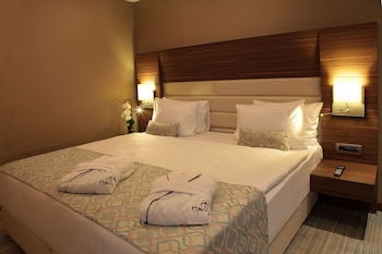 Business Suite with Free Airport Transfer | 1 bedroom, premium bedding, minibar, in-room safe