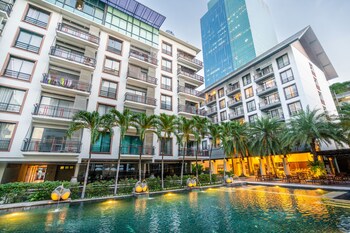 Outdoor pool, pool umbrellas, sun loungers