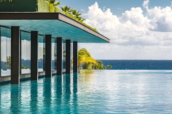 10 outdoor pools, pool umbrellas, sun loungers