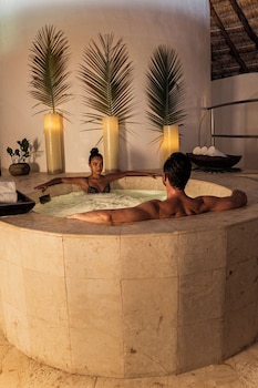 Couples treatment rooms, spa tub, steam room, body treatments