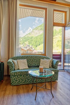 Deluxe suite with Matterhorn view | Living area | Flat-screen TV