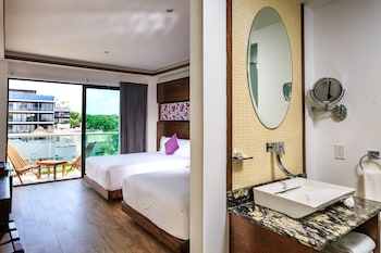 Superior Double Room with Balcony | Bathroom | Shower, designer toiletries, hair dryer, slippers