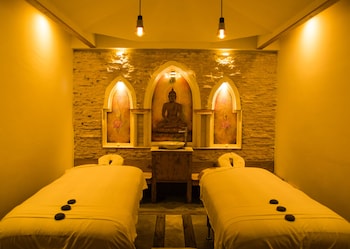 Couples treatment rooms, sauna, spa tub, steam room, Turkish bath