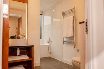 Studio Room | Bathroom | Combined shower/tub, rainfall showerhead, designer toiletries