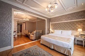 Bosphorus Suite | Premium bedding, minibar, in-room safe, desk