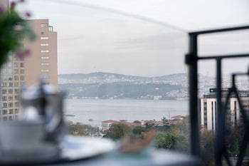 Bosphorus Suite | Premium bedding, minibar, in-room safe, desk