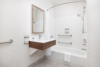 Combined shower/tub, free toiletries, hair dryer, towels