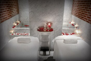 Sauna, steam room, Turkish bath, body treatments, aromatherapy