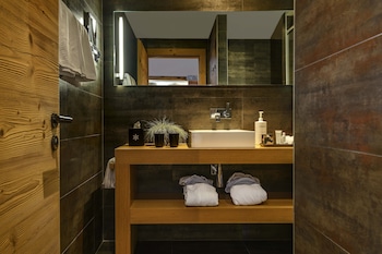 Junior Suite (Style) | Bathroom | Rainfall showerhead, designer toiletries, hair dryer, bathrobes