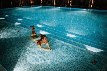 2 indoor pools, outdoor pool, sun loungers