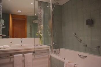 Family Room, Connecting Rooms | Bathroom | Combined shower/tub, free toiletries, hair dryer, towels