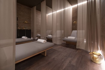 Couples treatment rooms, sauna, spa tub, steam room, body treatments