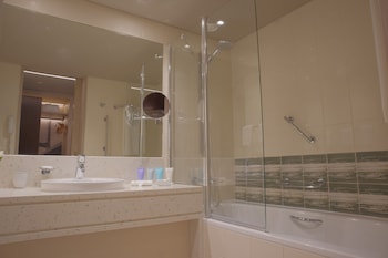 Deluxe Double or Twin Room | Bathroom | Free toiletries, hair dryer, bathrobes, bidet