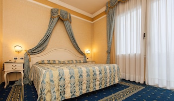 Suite, 1 Double Bed | Hypo-allergenic bedding, minibar, in-room safe, desk