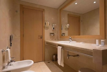 Superior Double or Twin Room | Bathroom | Combined shower/tub, free toiletries, hair dryer, bidet