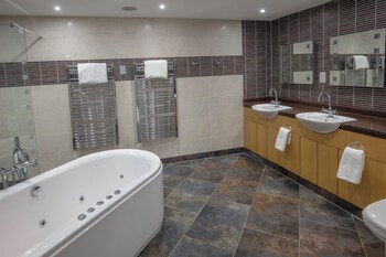 Presidential Suite | Bathroom | Combined shower/tub, free toiletries, hair dryer, towels