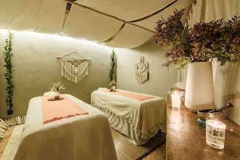 Couples treatment rooms, body treatments, aromatherapy