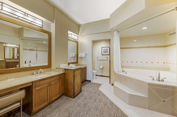 2 Bedroom 2 Kings Pool View Deluxe Suite | Bathroom | Combined shower/tub, free toiletries, hair dryer, towels