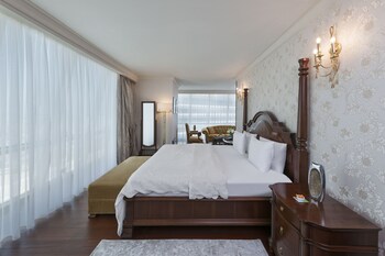 Suite with Queen Size Bed | Minibar, in-room safe, desk, free WiFi