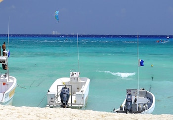 Beach nearby, white sand, beach towels