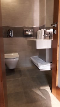 Suite, River View | Bathroom | Combined shower/tub, free toiletries, hair dryer, towels