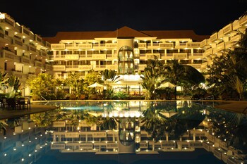 Outdoor pool, pool umbrellas, sun loungers