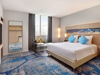 Deluxe Suite, 1 King Bed (Premier Floor) | 1 bedroom, minibar, in-room safe, desk