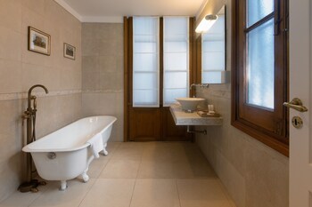 Luxury Villa | Bathroom | Combined shower/tub, rainfall showerhead, designer toiletries