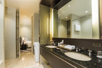 Three Bedroom Premier Suite | Bathroom | Separate tub and shower, eco-friendly toiletries, hair dryer, bathrobes