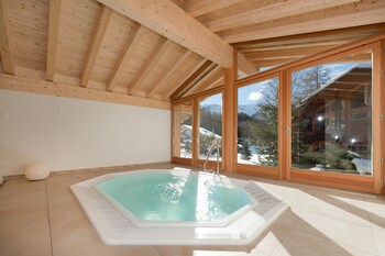 Indoor spa tub